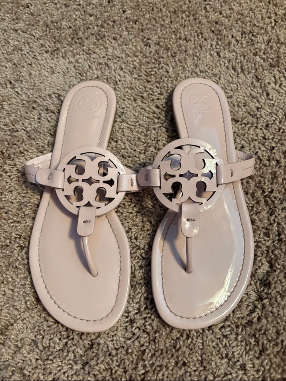 Tory Burch Patent Leather Logo Thong Sandals in Light Pink